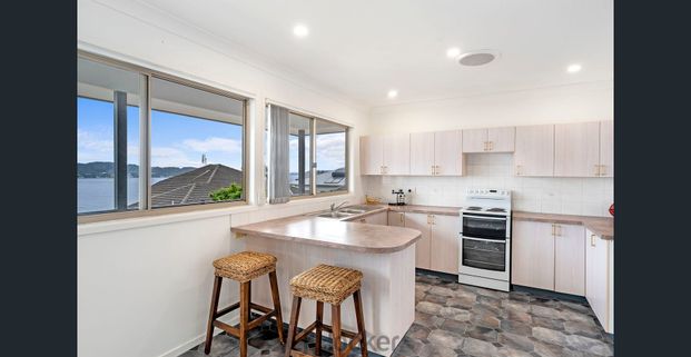 Breathtaking Lake Views – Relaxed Lakeside Living - Photo 1