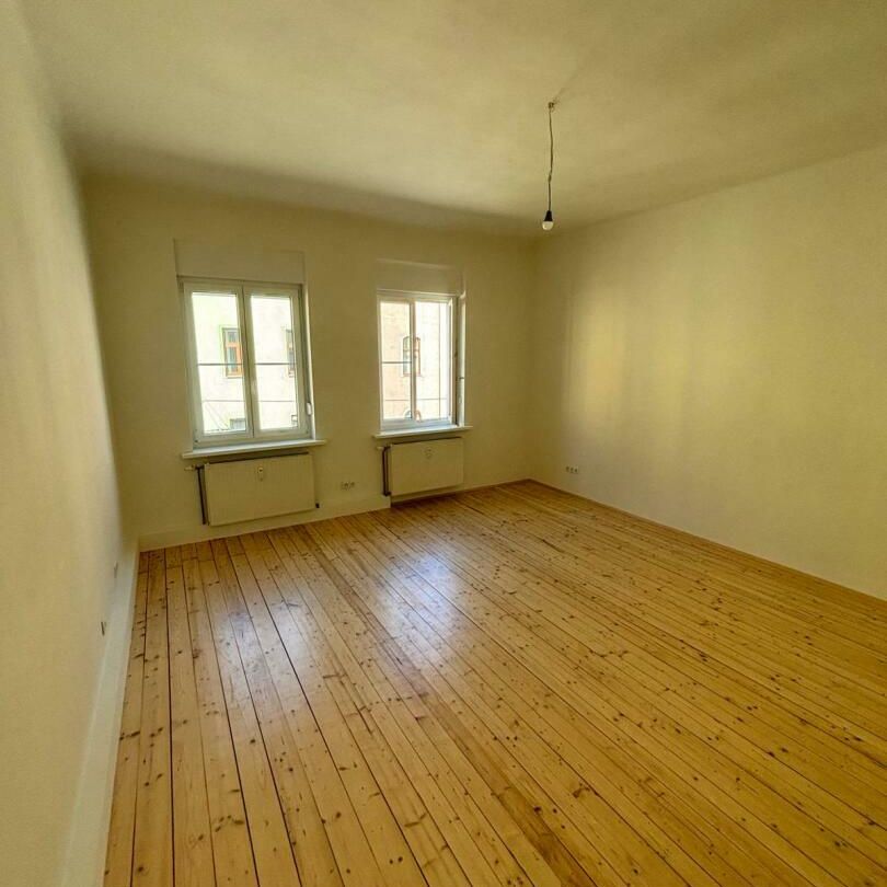 Frisch saniert im Herzen der Stadt: Wohnung mit Innenhofbalkon sucht neue Bewohner*innen! | 2. Stock ohne Lift - Foto 1