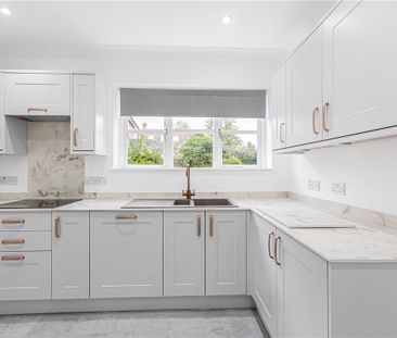 Modernised and particularly well presented 3 bedroom detached house... - Photo 3