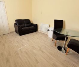 2 bedroom Flat in Otley Road, Leeds - Photo 4