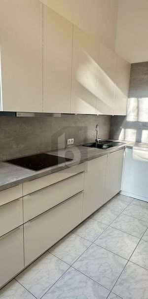 CHARMANTER ALTBAU TRIFFT MODERNE ELEGANZ – ZENTRAL, GERÄUMIG, STILVOLL! - Photo 1