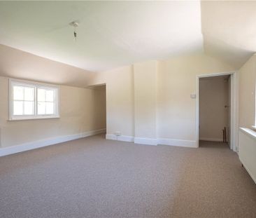 A charming three bedroom end of terrace thatched cottage with garde... - Photo 6