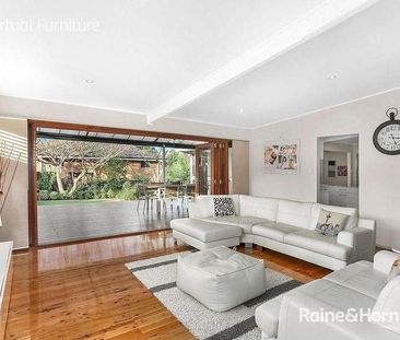 Four-bedroom House in the central of Carlingford - Photo 1