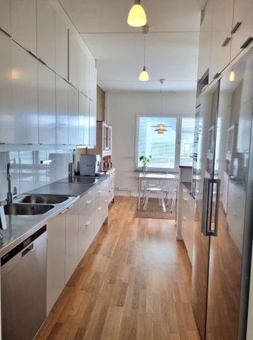 An apartment in frösunda on the 6th floor with high ceilings. - Photo 5