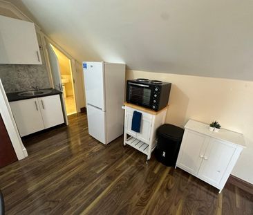 Studio Flat, Great Cambridge Road, N18 - Photo 4