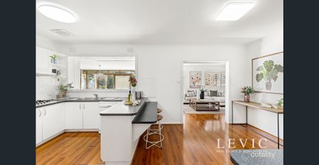Spacious Family Living in the Heart of Mount Waverley - Photo 5