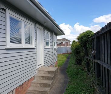 Quiet back, 2 Brm flat with own garage. - Photo 1