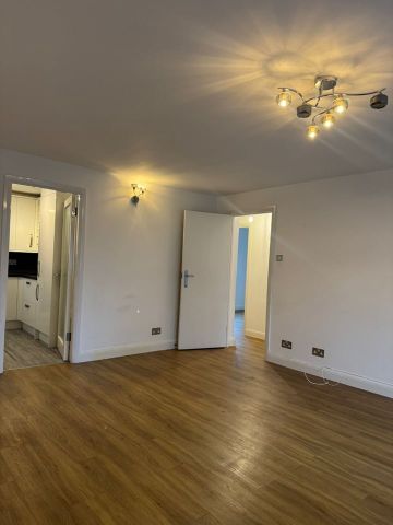2 Bed Flat, Alcester Court, SM6 - Photo 3