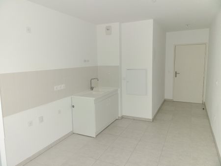 Location Appartement 3 pièces 70m² MARSEILLE 9ème - Photo 4