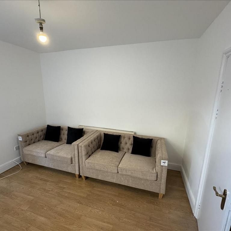 4 bedroom flat to rent - Photo 1