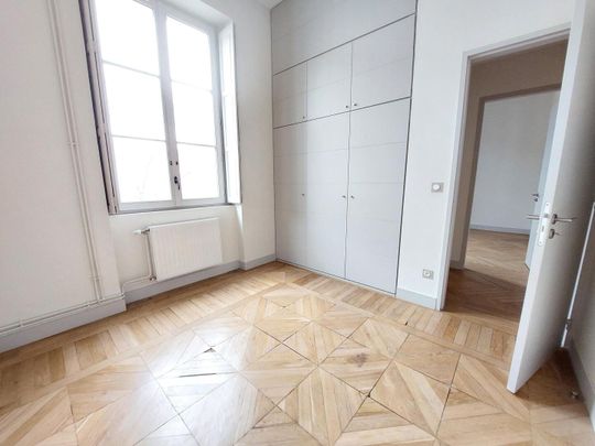 location Appartement F3 DE 76.9m² À LYON - Photo 1