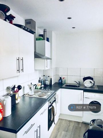 1 bedroom in a house share to rent - Photo 4