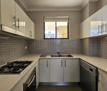 Well Presented Two Bedroom Apartment In Central Location - Photo 1