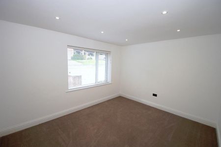 4 bedroom detached house to rent - Photo 2