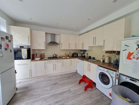 5 bedroom semi-detached bungalow to rent - Photo 5