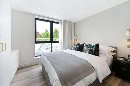 A truly stunning brand new two bedroom apartment with the most impressive 500sqft terrace spanning the entire width of the apartment. - Photo 4