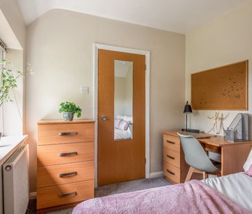 5 Bed Semi-Detached House, Hillside, BN2 - Photo 2