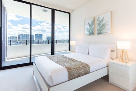 Modern 2-Bedroom Apartment with Winter Garden & Water Views - Photo 5