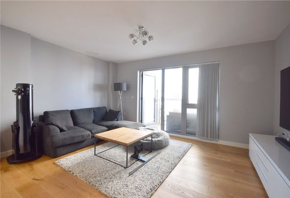 Well presented 2 bedroom third floor apartment for rent in Cambridge at this prestigious development. Under floor gas heating. Allocated parking. Unfurnished. - Photo 1