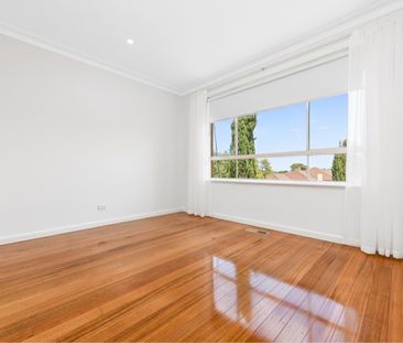 2 Sylvan Crescent, Ashwood VIC 3147 - House For Rent | Domain - Photo 6