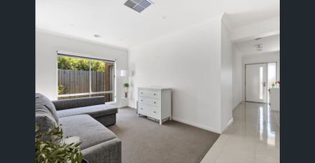 Stylish Family Living in Warralily Coast - Photo 2
