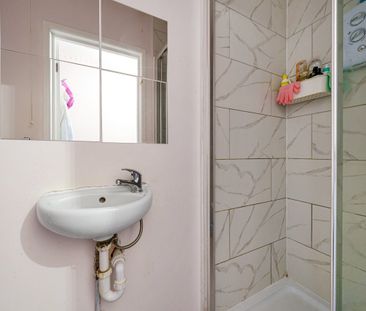 Studio Flat to rent - Cray Road, Belvedere, DA17 - Photo 4