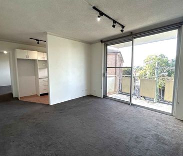Bright and modern one-bed in the heart of Dulwich Hill - Photo 5