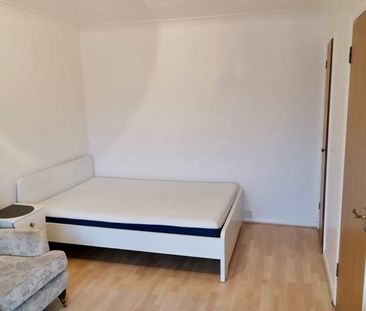 Studio Flat, Oxley Close, SE1 - Photo 4