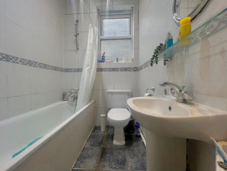 3 bedroom flat to rent - Photo 5
