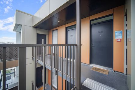 Step out to Victoria Park and the Viaduct. - Photo 2