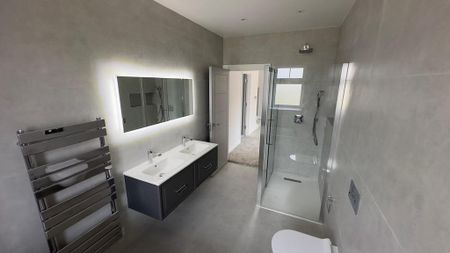 5 bedroom detached house to rent - Photo 2