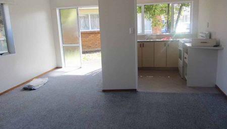 Spacious 2 bdrm house with a single secure garage - Photo 4