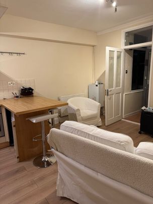 1 Bed Flat, Oakhill Court, SW15 - Photo 1