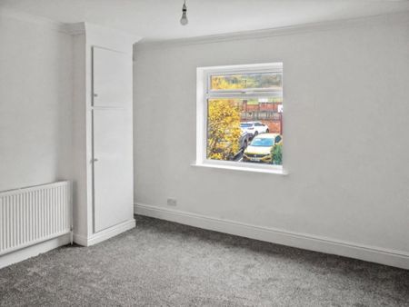 2 bedroom end of terrace house to rent - Photo 2