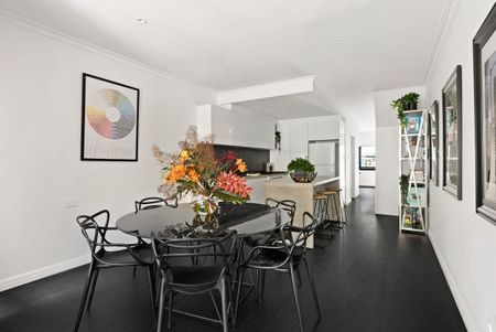 Perfect Family Living In Trendy Alexandria - Photo 3