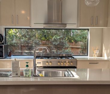 Modern 4 Bedroom Family Home - Photo 4