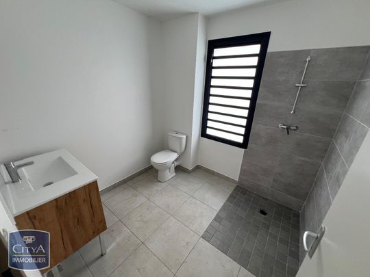 Location Appartement 3 pièces 63m² ST PIERRE 97410 - Photo 1