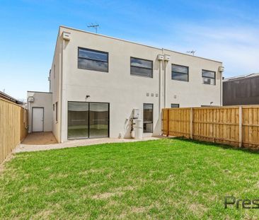 Modern Living Townhouse at its Best. - Photo 3