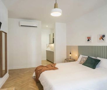 Room in a shared 16-bedroom apartment for rent in Sol, all bills included - Photo 1
