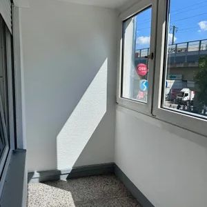 NEU! ERSTBEZUG! Sanierte 3-Zimmer-Wohnung mit Loggia und Parkplatz zu vermieten! Klimaanlage! - Photo 3