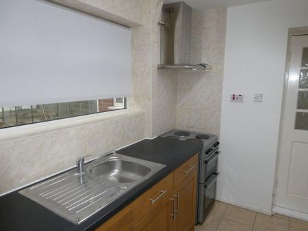 3 bedroom semi-detached house to rent - Photo 4