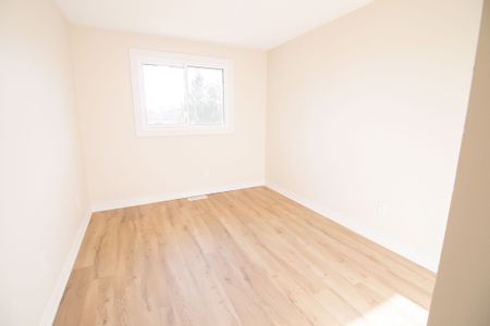 All INCLUSIVE MAIN UNIT IN THOROLD!!! - Photo 4