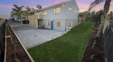 Renovated, Spacious & Stylish Family Home – Perfect for Extended Living - Photo 4