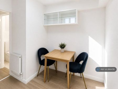 2 bedroom flat to rent - Photo 2