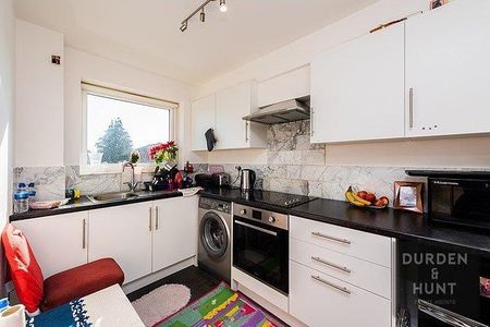 Trotwood, Chigwell - Photo 5