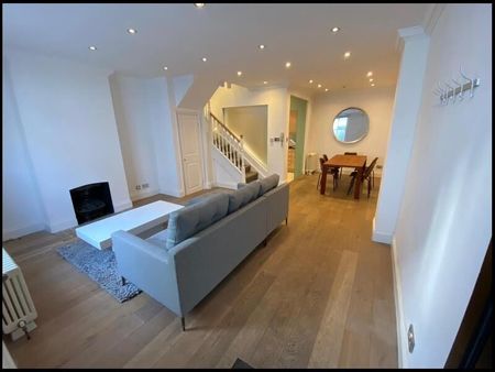 3 Bedroom Mews To Let - Photo 5