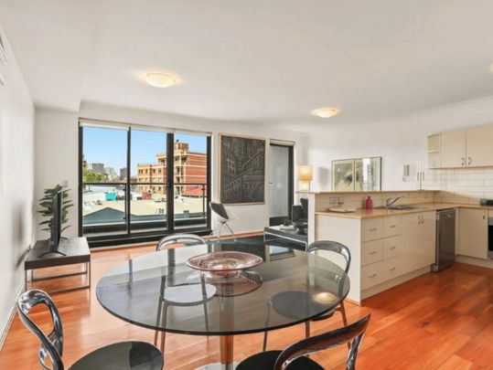 Large Furnished Sub-Penthouse apartment with great northerly city views! - Photo 1