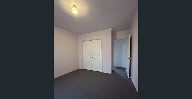 Sunny two bedroom townhouse in a great Coburg location! - Photo 1