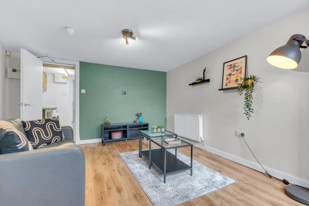 32 BRUDENELL AVENUE Leeds - LS6 1HD - Photo 1