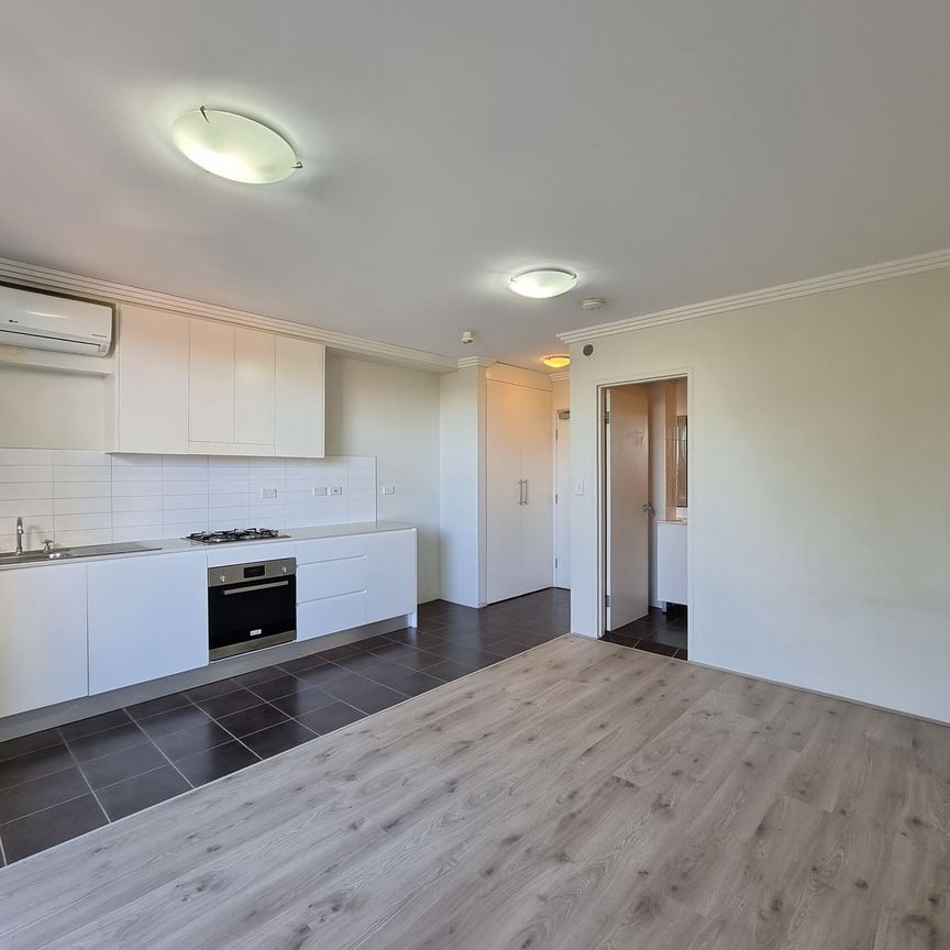ULTRA CONVENIENT & MODERN STUDIO APARTMENT - WATER & GAS INCLUDED IN RENT - Photo 1